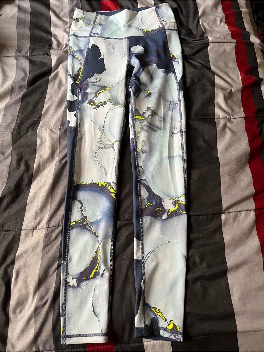 Woman Marble-Print Active Leggings in White and Navy